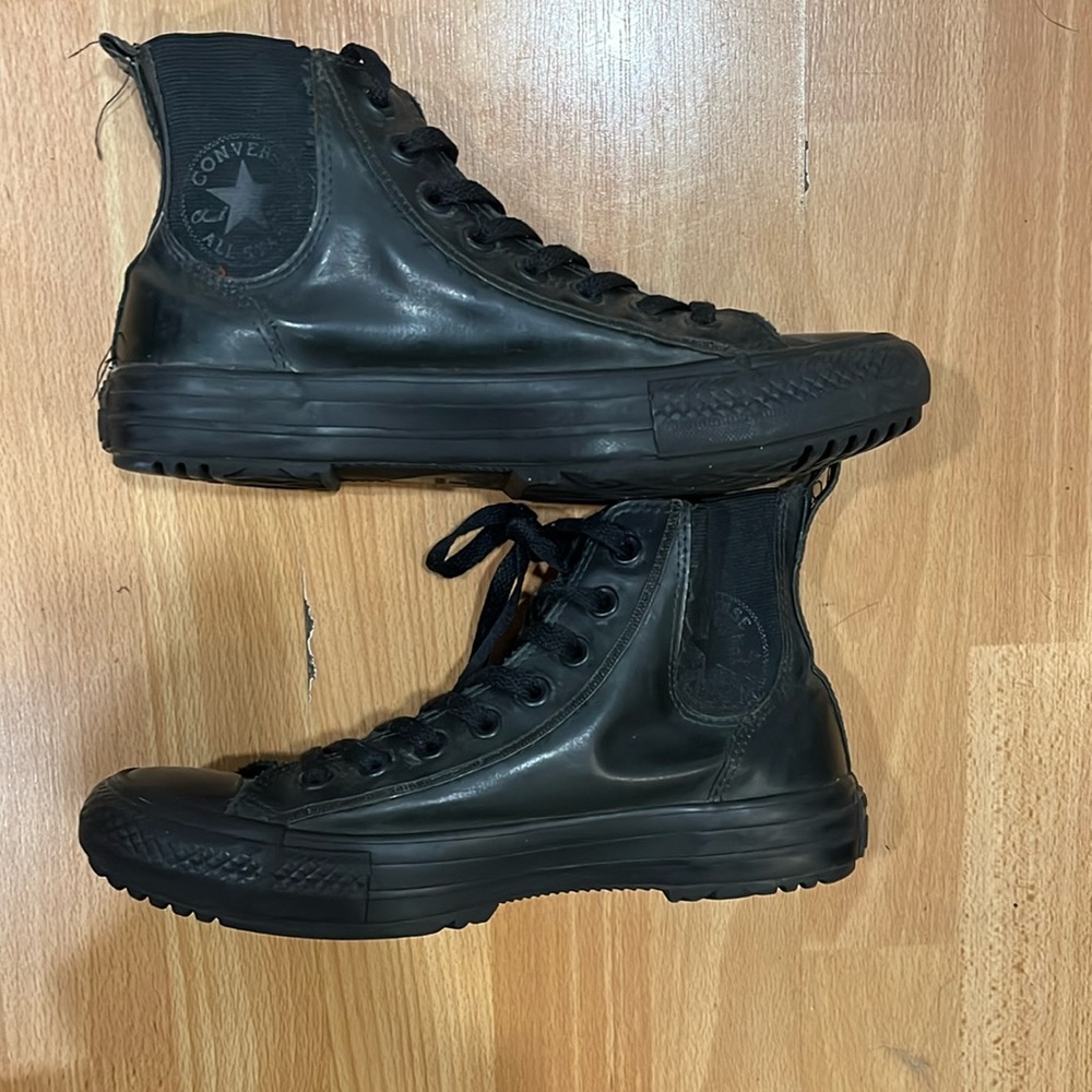High top women’s size 9 black converse